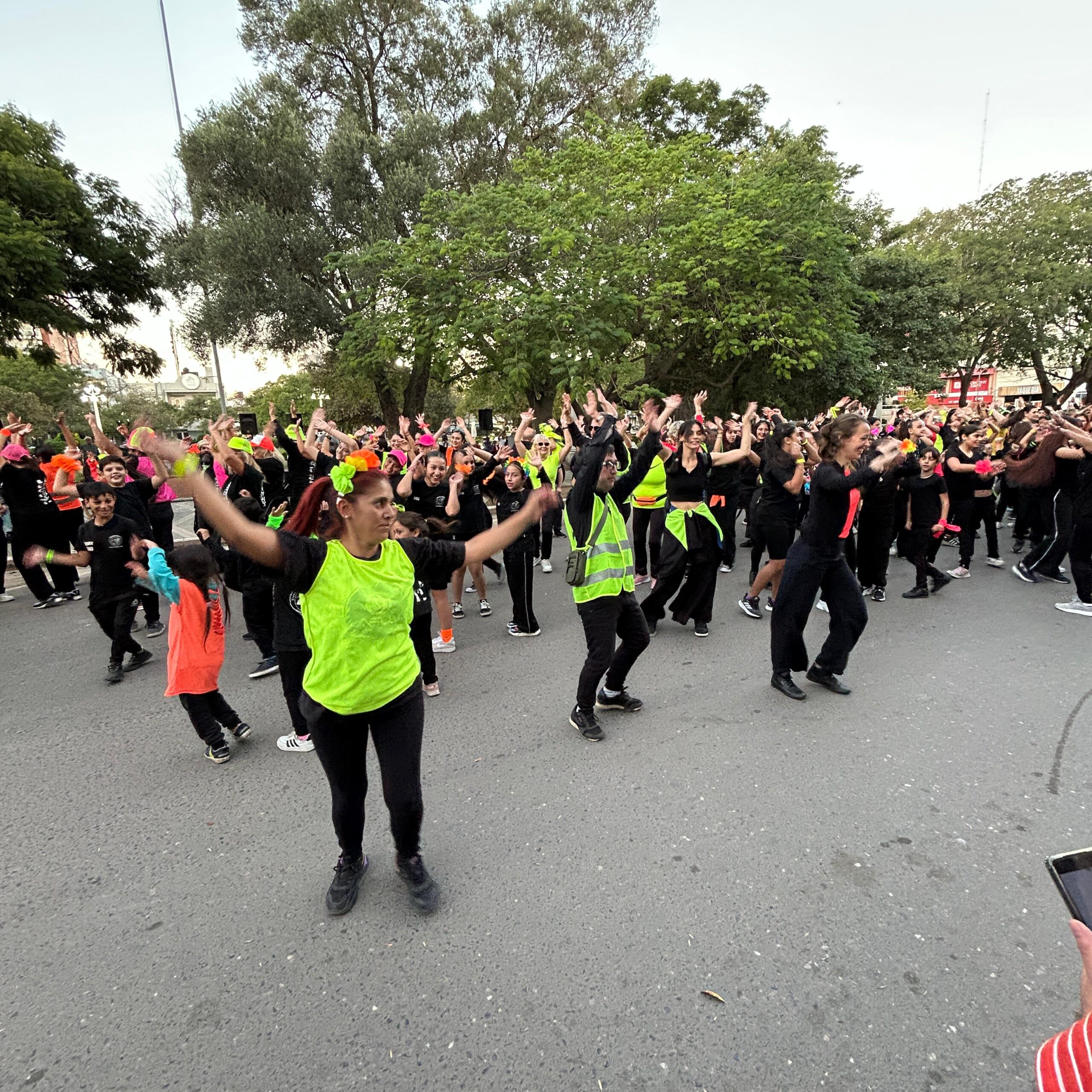 Unos 300 bailarines coparon Plaza Centenario por el Día Internacional de la Danza