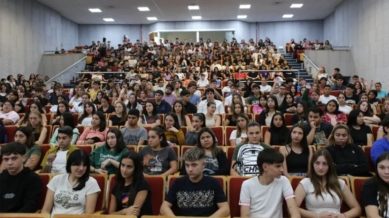 ESTUDIANTES UNVM AUDITORIO